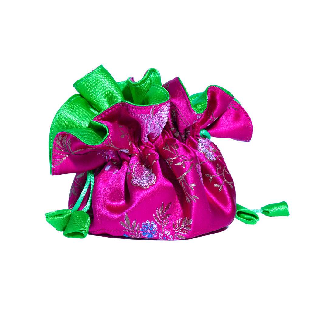 Ikki do‘m-kam kelin hammomda yuvinib, qaynotalari ko‘z-ko‘z qilyapti.